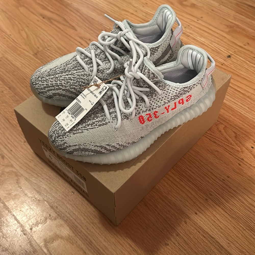 BRAND NEW NEVER WORN YEEZY 350 V2 Blue Tint in size 6